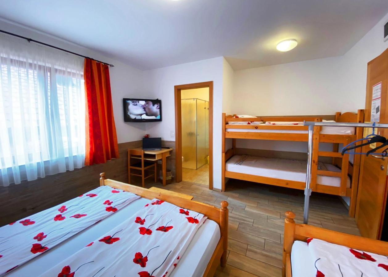 Guesthouse Mesec Zaplana Vrhnika Ngoại thất bức ảnh
