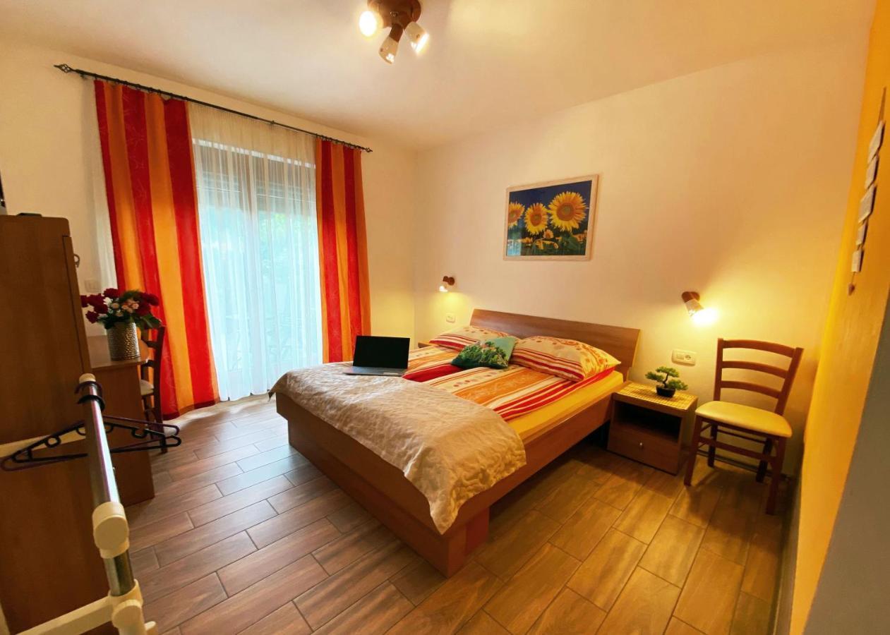 Guesthouse Mesec Zaplana Vrhnika Ngoại thất bức ảnh