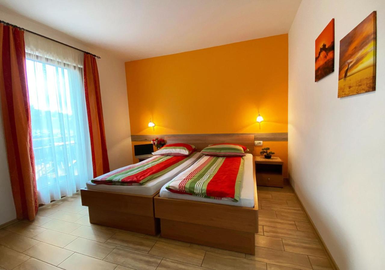 Guesthouse Mesec Zaplana Vrhnika Ngoại thất bức ảnh