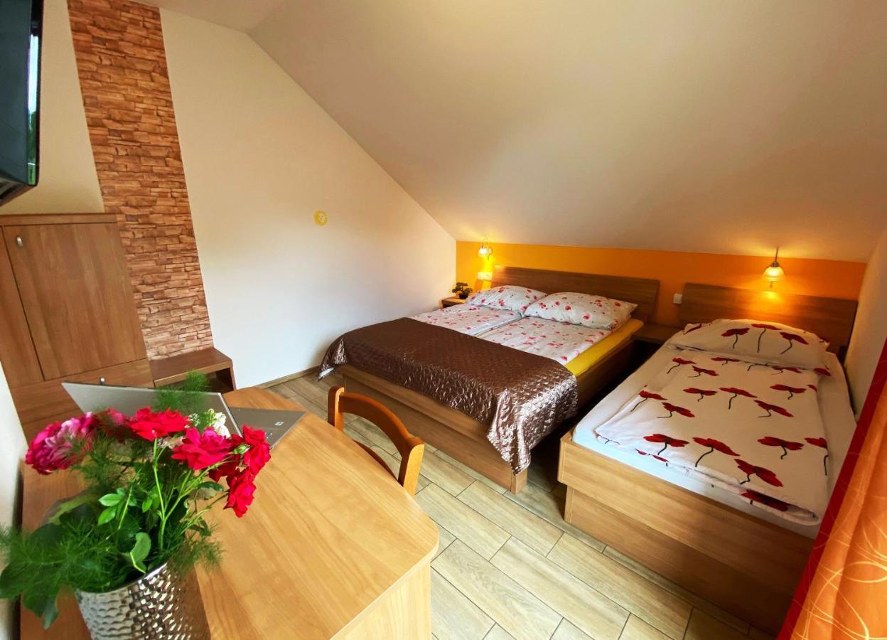 Guesthouse Mesec Zaplana Vrhnika Ngoại thất bức ảnh