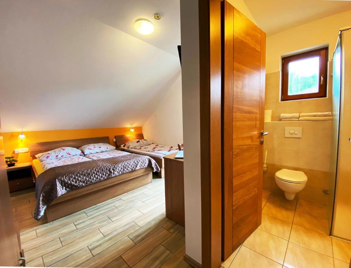 Guesthouse Mesec Zaplana Vrhnika Ngoại thất bức ảnh