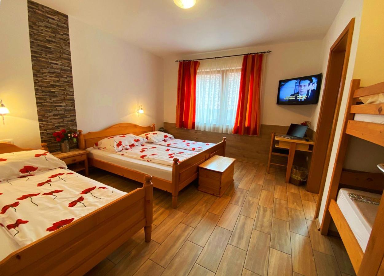 Guesthouse Mesec Zaplana Vrhnika Ngoại thất bức ảnh