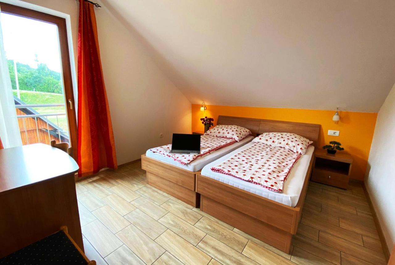 Guesthouse Mesec Zaplana Vrhnika Ngoại thất bức ảnh