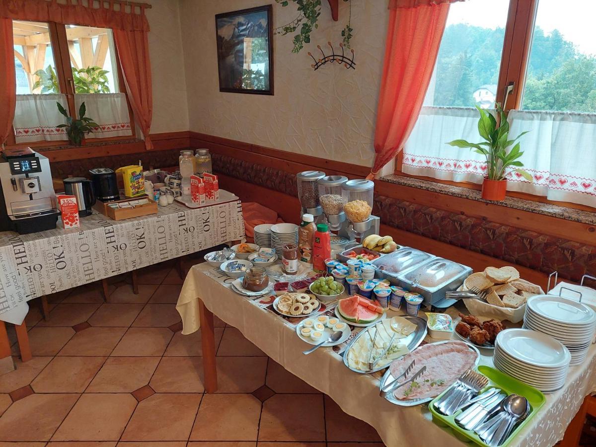 Guesthouse Mesec Zaplana Vrhnika Ngoại thất bức ảnh