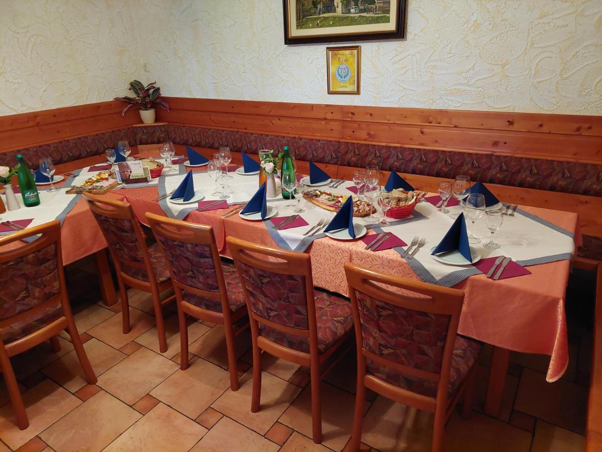 Guesthouse Mesec Zaplana Vrhnika Ngoại thất bức ảnh