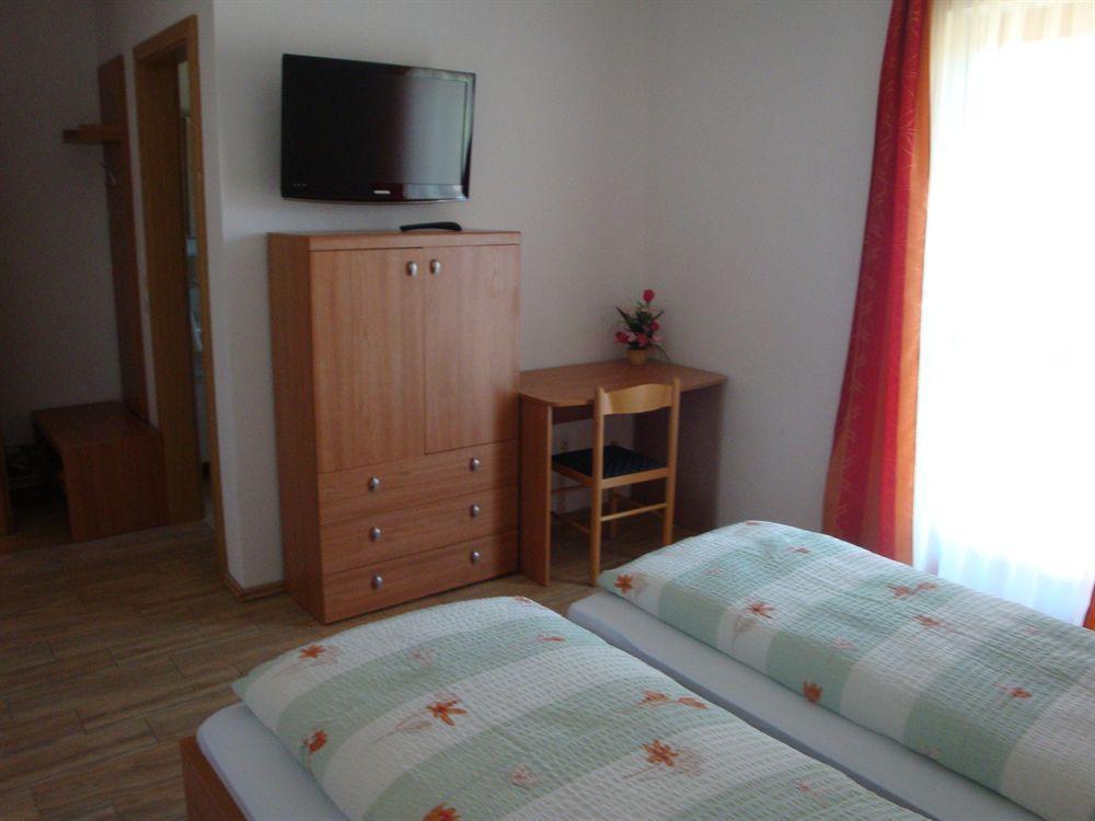Guesthouse Mesec Zaplana Vrhnika Ngoại thất bức ảnh