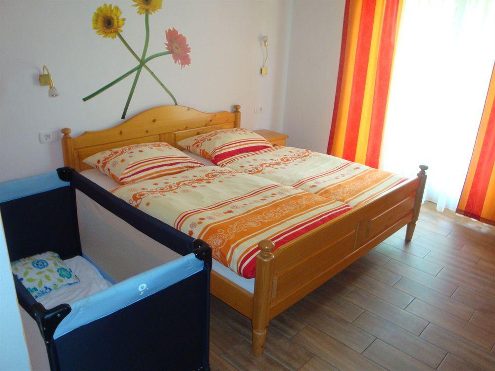 Guesthouse Mesec Zaplana Vrhnika Ngoại thất bức ảnh