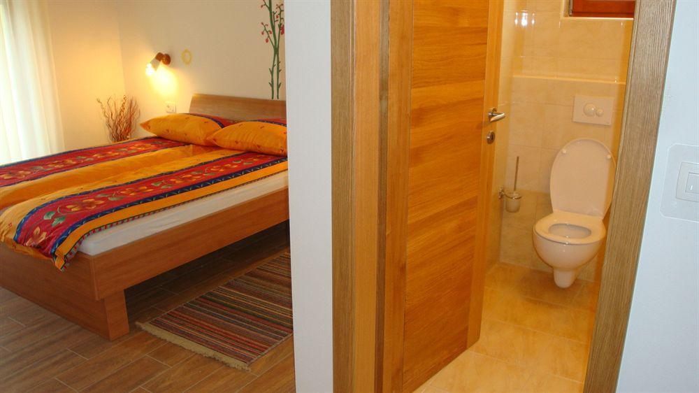 Guesthouse Mesec Zaplana Vrhnika Ngoại thất bức ảnh