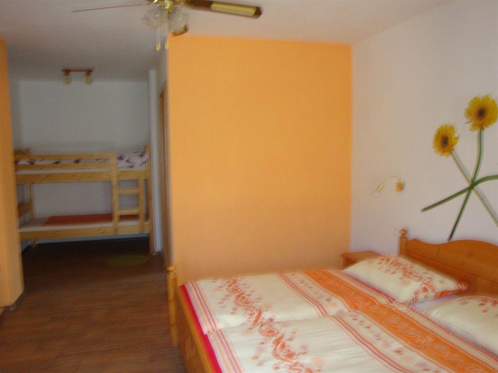 Guesthouse Mesec Zaplana Vrhnika Ngoại thất bức ảnh