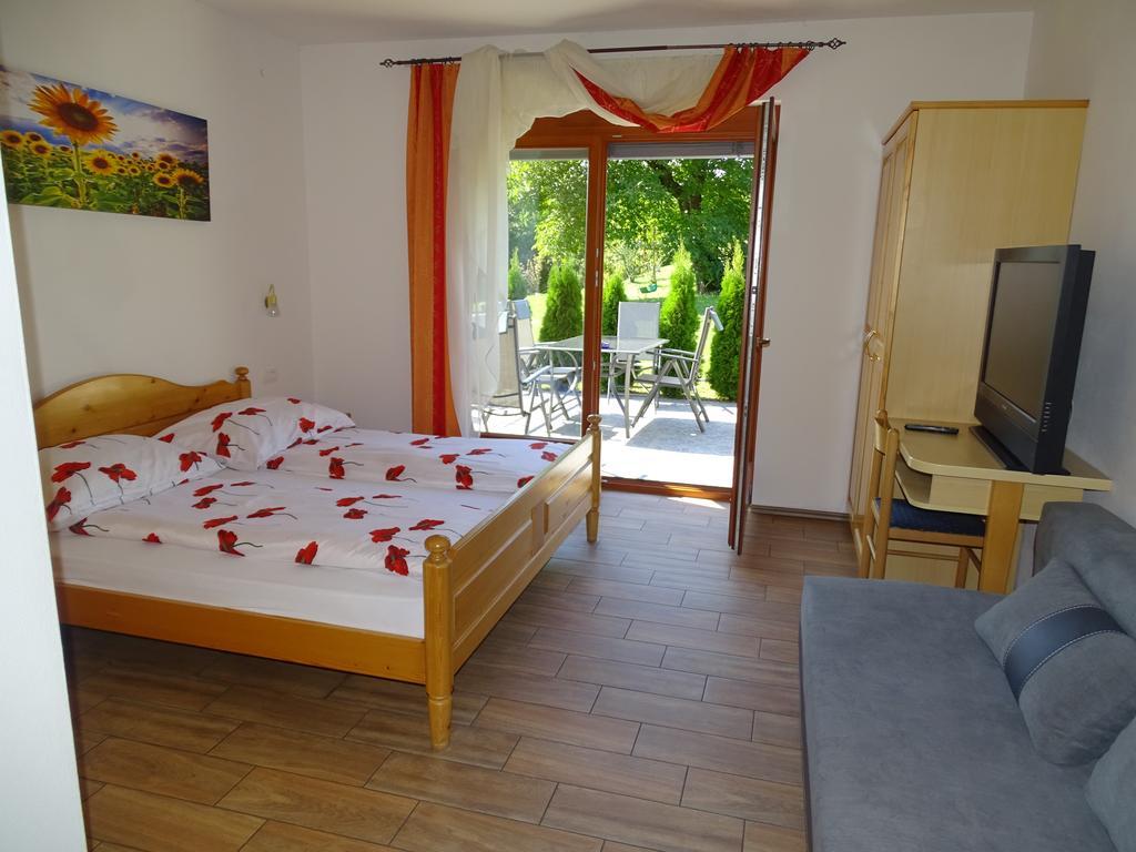 Guesthouse Mesec Zaplana Vrhnika Ngoại thất bức ảnh