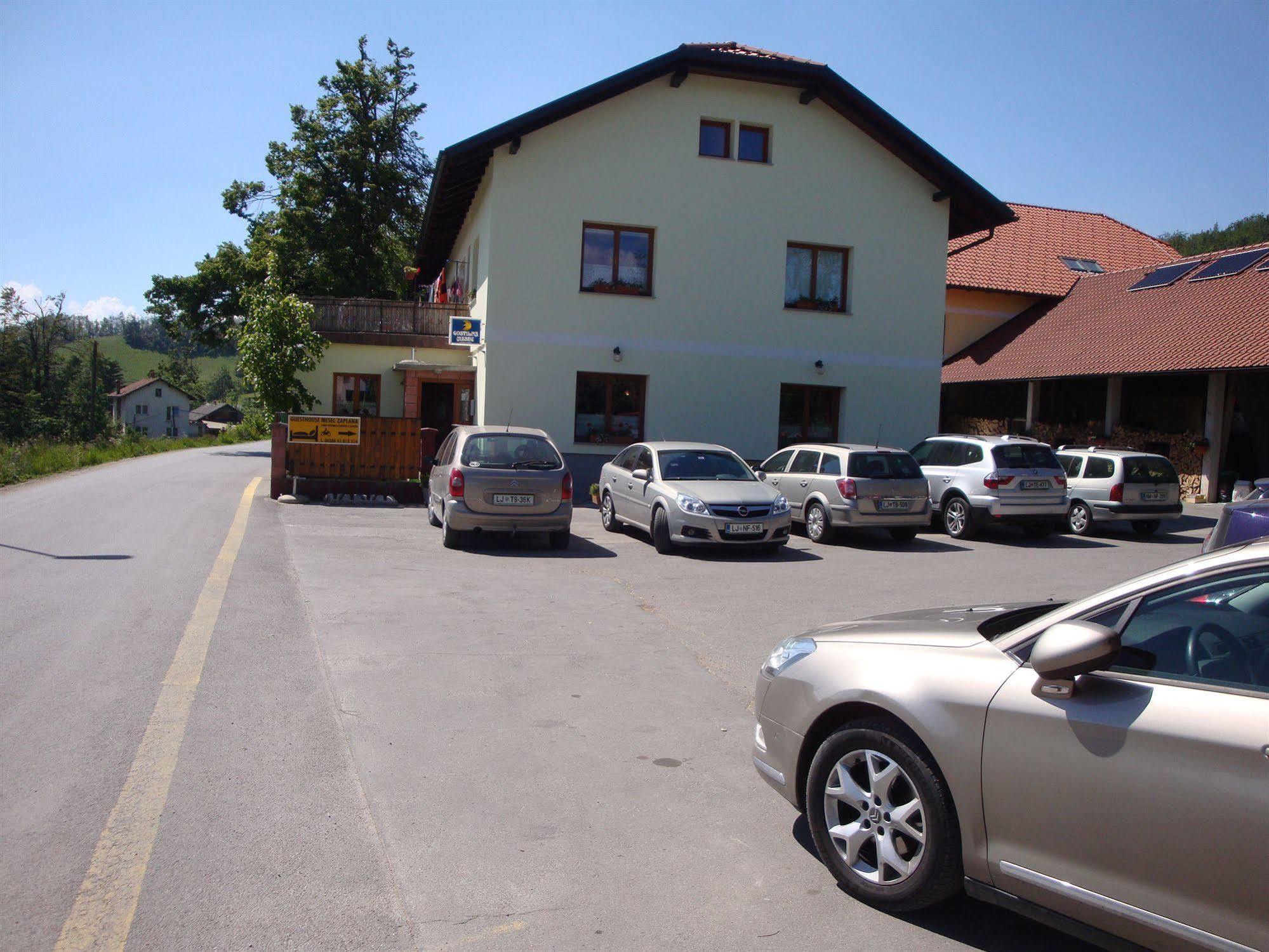 Guesthouse Mesec Zaplana Vrhnika Ngoại thất bức ảnh
