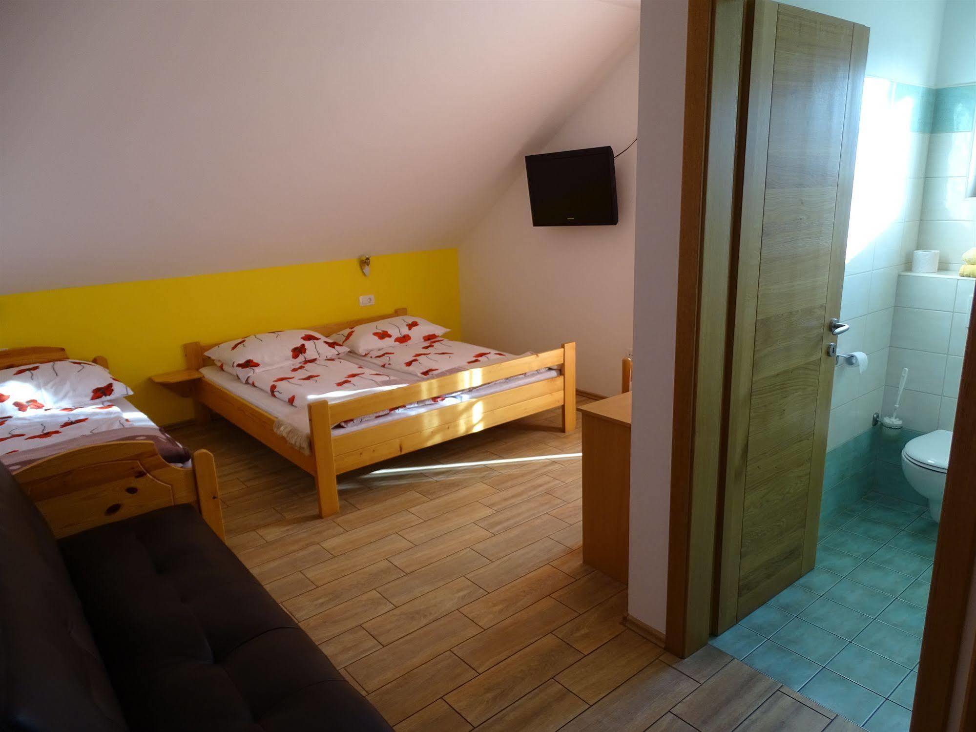 Guesthouse Mesec Zaplana Vrhnika Ngoại thất bức ảnh