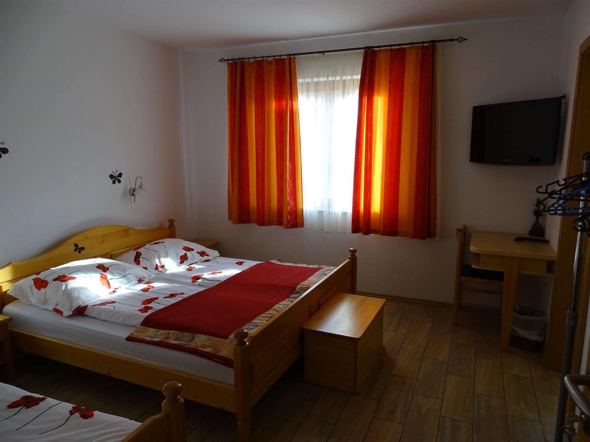 Guesthouse Mesec Zaplana Vrhnika Ngoại thất bức ảnh