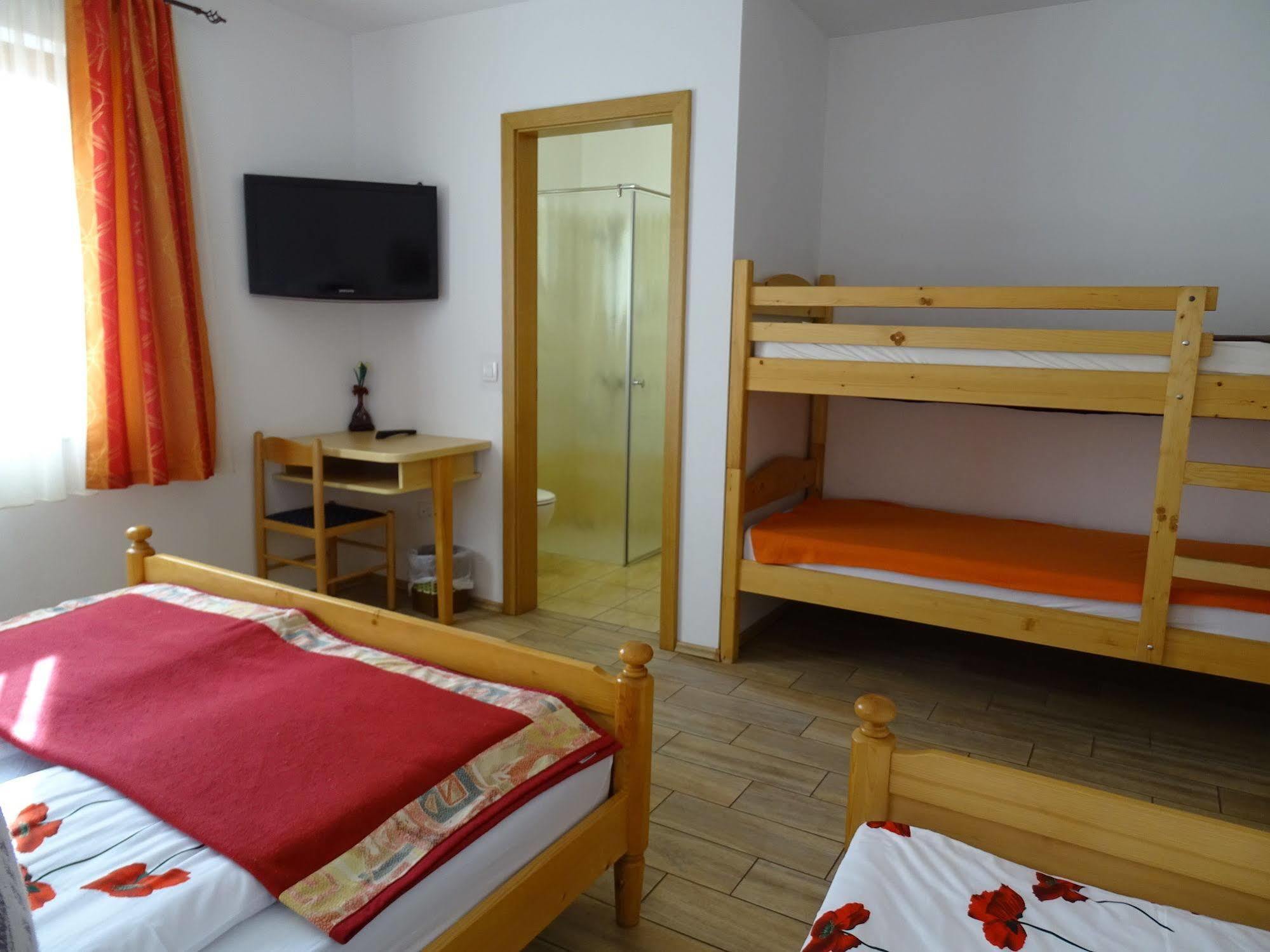 Guesthouse Mesec Zaplana Vrhnika Ngoại thất bức ảnh