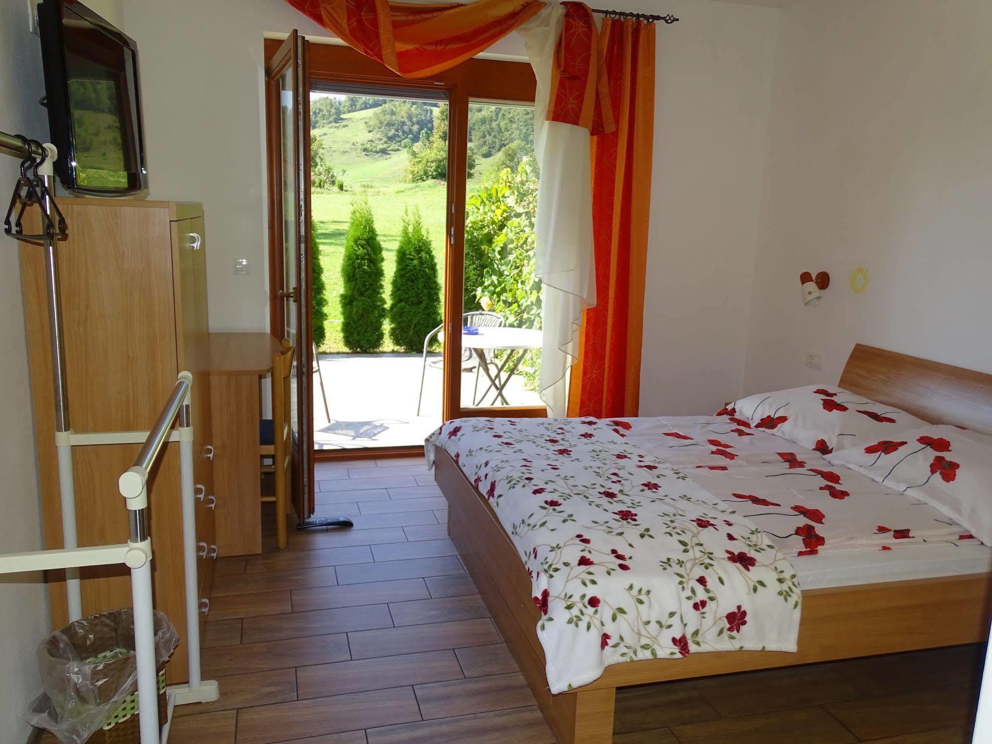 Guesthouse Mesec Zaplana Vrhnika Ngoại thất bức ảnh