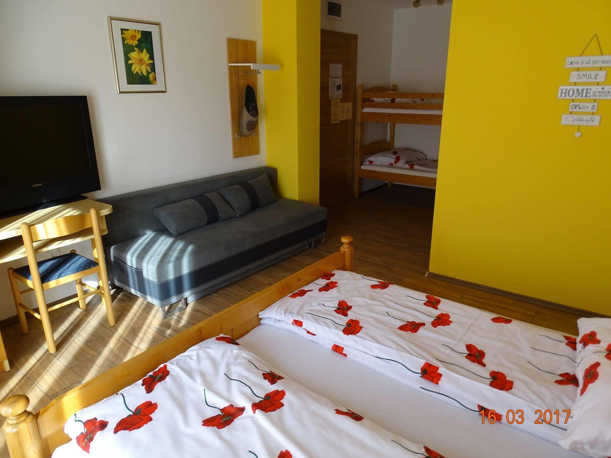Guesthouse Mesec Zaplana Vrhnika Ngoại thất bức ảnh