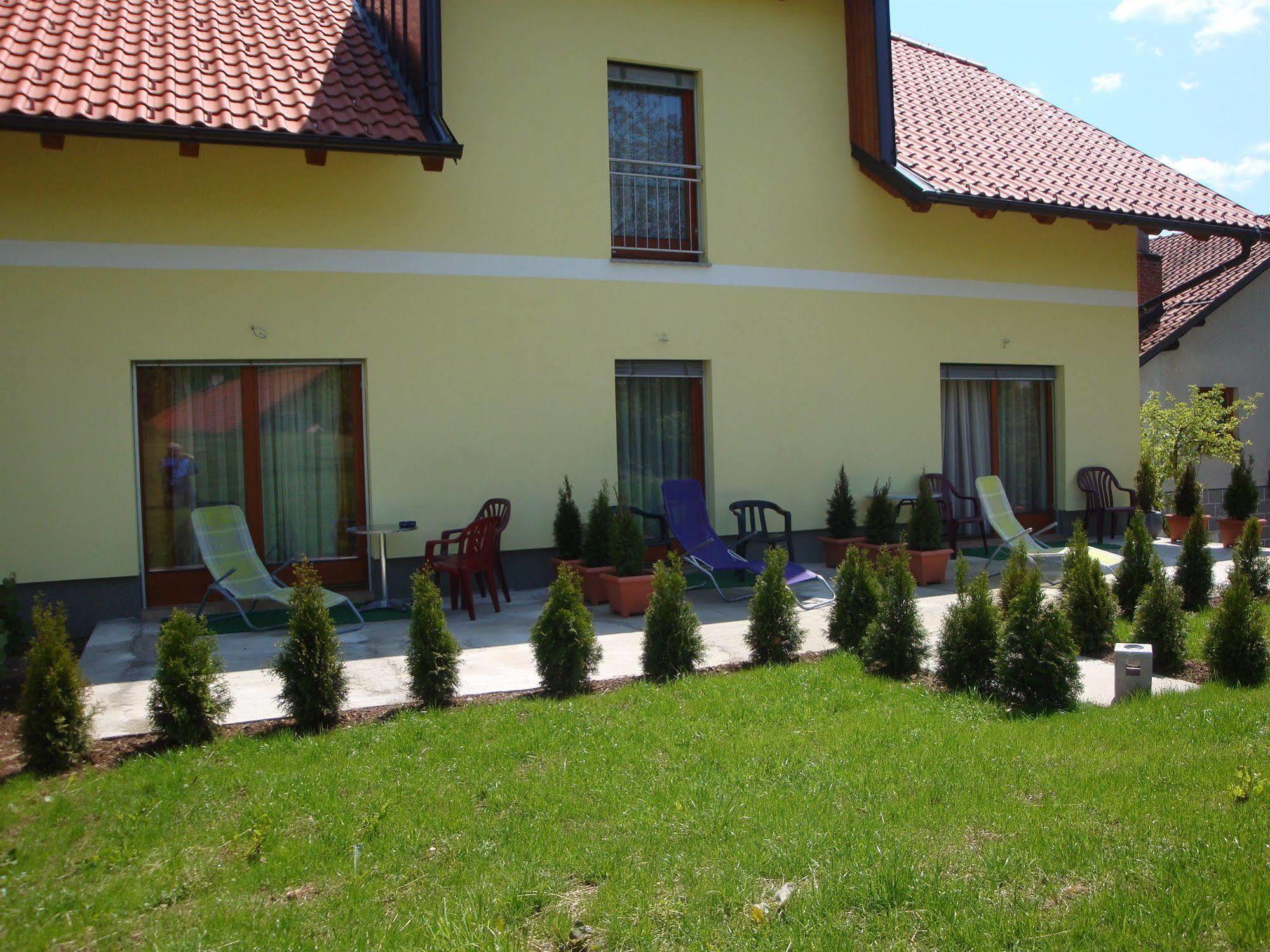 Guesthouse Mesec Zaplana Vrhnika Ngoại thất bức ảnh