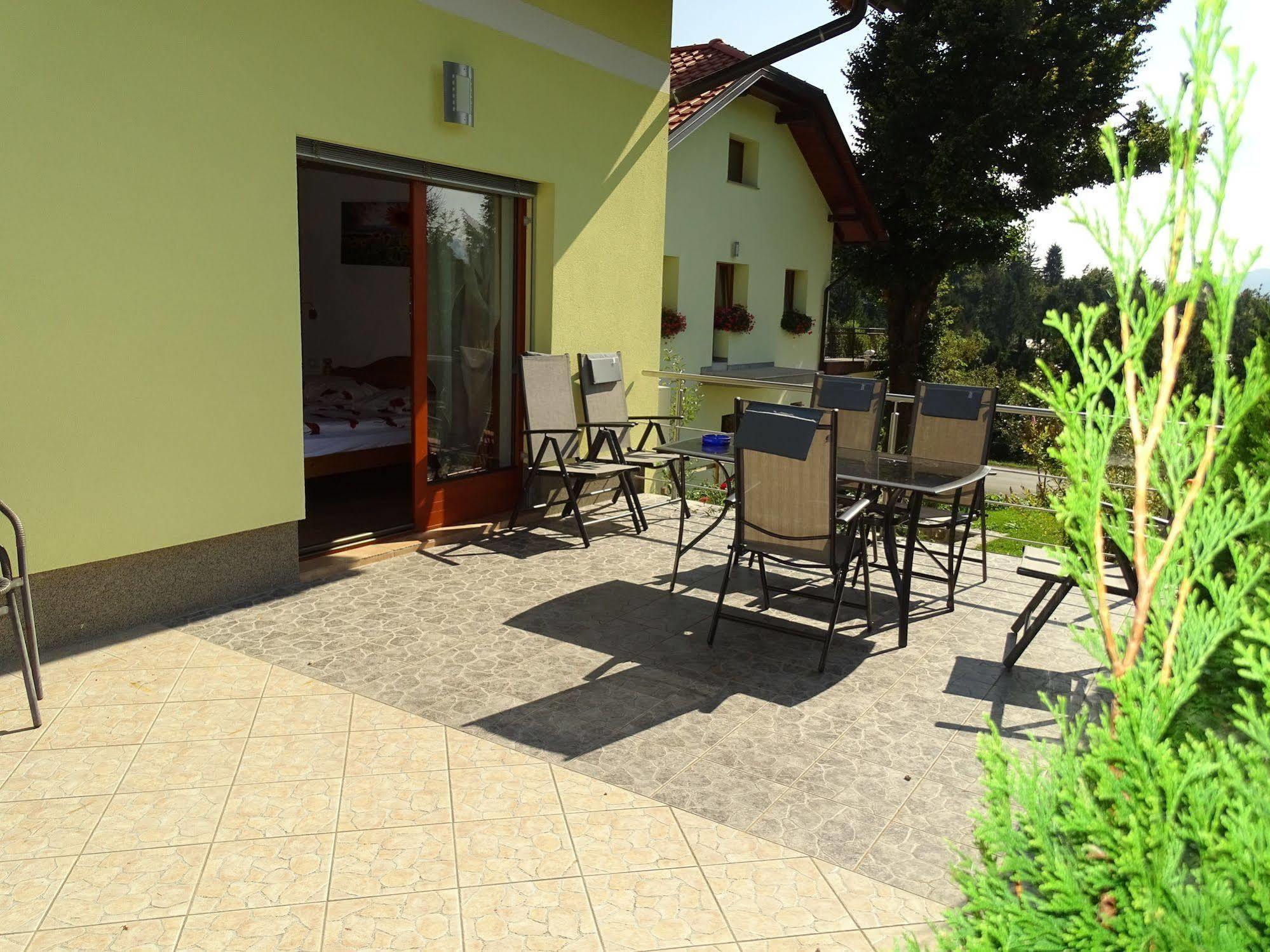 Guesthouse Mesec Zaplana Vrhnika Ngoại thất bức ảnh