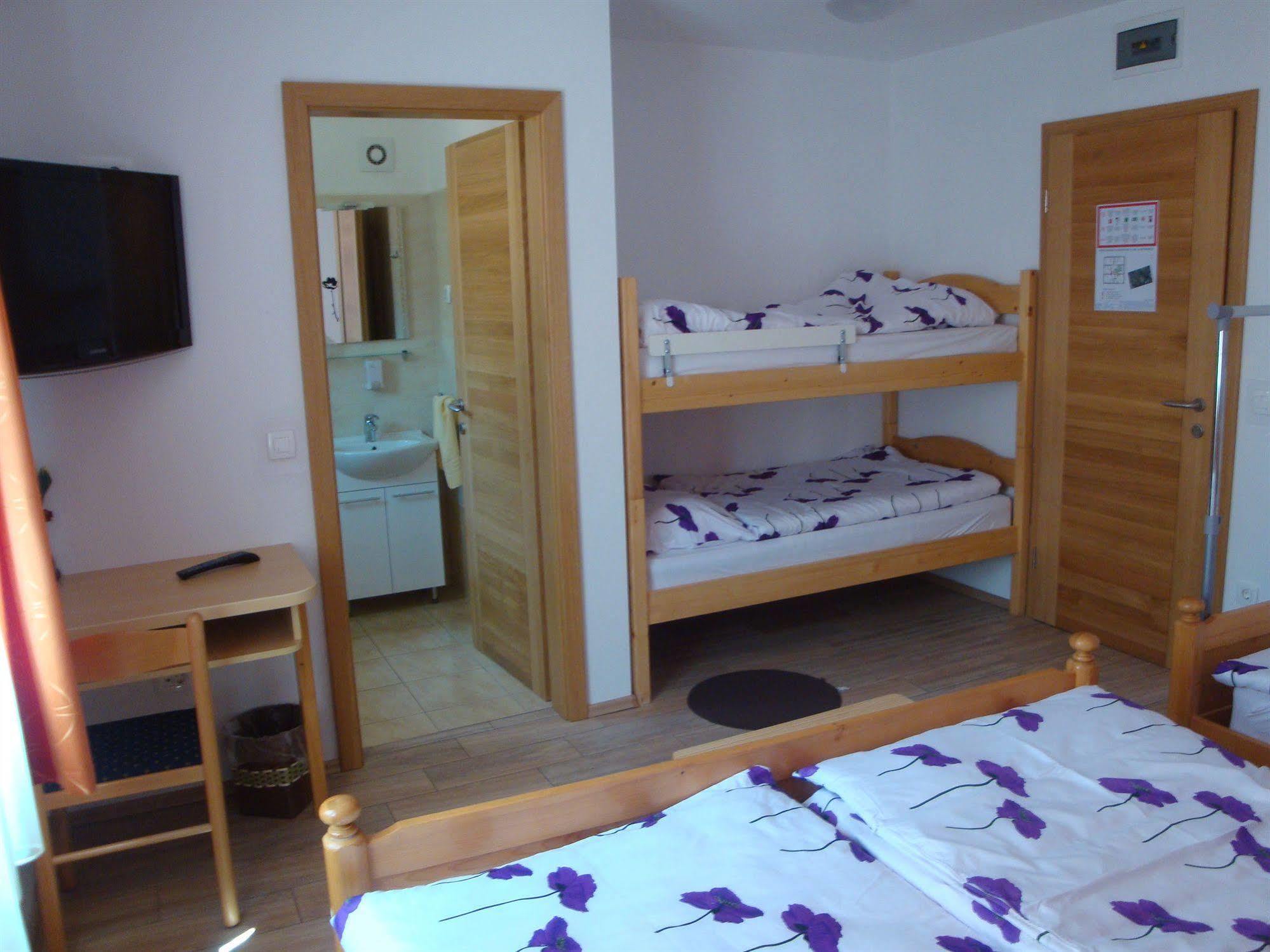 Guesthouse Mesec Zaplana Vrhnika Ngoại thất bức ảnh