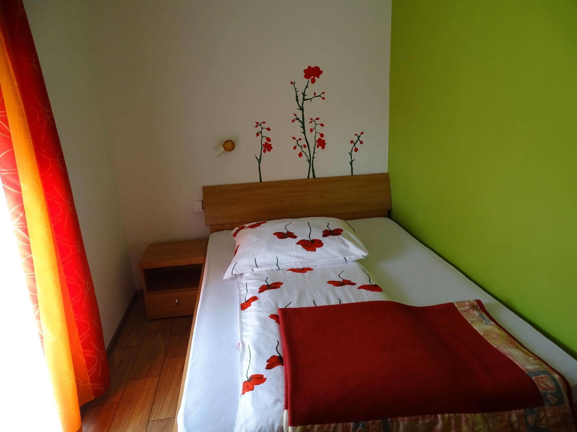 Guesthouse Mesec Zaplana Vrhnika Ngoại thất bức ảnh