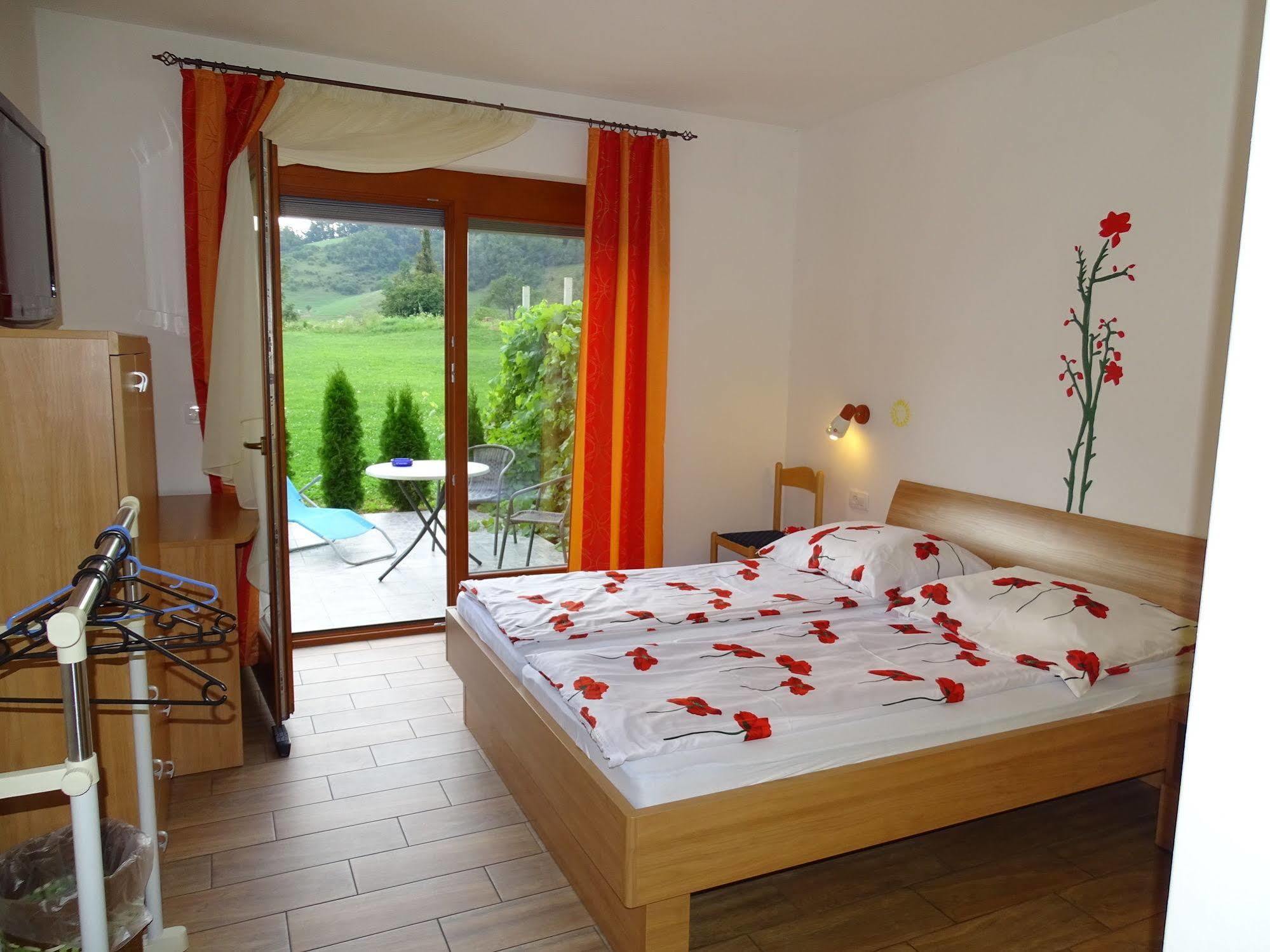 Guesthouse Mesec Zaplana Vrhnika Ngoại thất bức ảnh